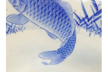 明治〜大正期　涼やかな鯉のデザインが目を引く手水鉢(深鉢、水瓶、水甕、染付、魚、笹、菊唐草、和食器)(R-078639)