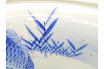 明治〜大正期　涼やかな鯉のデザインが目を引く手水鉢(深鉢、水瓶、水甕、染付、魚、笹、菊唐草、和食器)(R-078639)