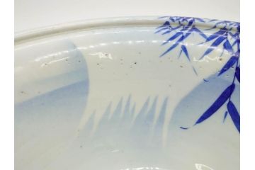 明治〜大正期　涼やかな鯉のデザインが目を引く手水鉢(深鉢、水瓶、水甕、染付、魚、笹、菊唐草、和食器)(R-078639)