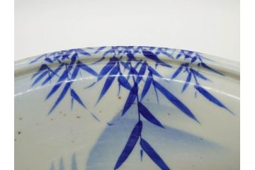 明治〜大正期　涼やかな鯉のデザインが目を引く手水鉢(深鉢、水瓶、水甕、染付、魚、笹、菊唐草、和食器)(R-078639)