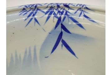 明治〜大正期　涼やかな鯉のデザインが目を引く手水鉢(深鉢、水瓶、水甕、染付、魚、笹、菊唐草、和食器)(R-078639)