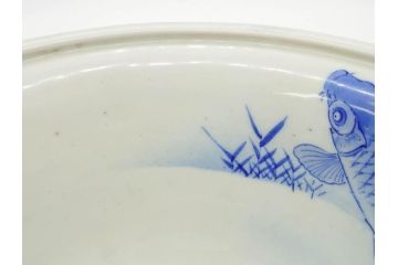 明治〜大正期　涼やかな鯉のデザインが目を引く手水鉢(深鉢、水瓶、水甕、染付、魚、笹、菊唐草、和食器)(R-078639)