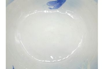 明治〜大正期　涼やかな鯉のデザインが目を引く手水鉢(深鉢、水瓶、水甕、染付、魚、笹、菊唐草、和食器)(R-078639)