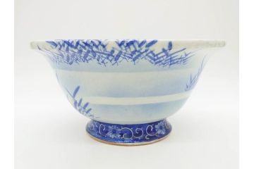 明治〜大正期　涼やかな鯉のデザインが目を引く手水鉢(深鉢、水瓶、水甕、染付、魚、笹、菊唐草、和食器)(R-078639)
