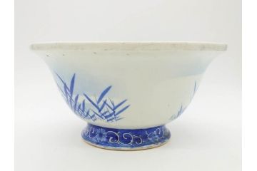 明治〜大正期　涼やかな鯉のデザインが目を引く手水鉢(深鉢、水瓶、水甕、染付、魚、笹、菊唐草、和食器)(R-078639)