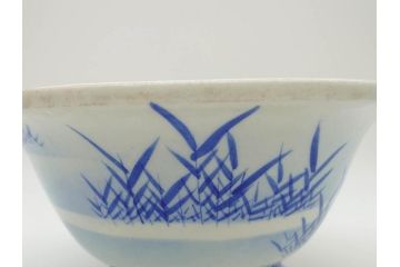 明治〜大正期　涼やかな鯉のデザインが目を引く手水鉢(深鉢、水瓶、水甕、染付、魚、笹、菊唐草、和食器)(R-078639)