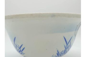 明治〜大正期　涼やかな鯉のデザインが目を引く手水鉢(深鉢、水瓶、水甕、染付、魚、笹、菊唐草、和食器)(R-078639)