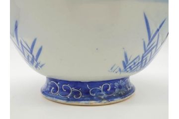 明治〜大正期　涼やかな鯉のデザインが目を引く手水鉢(深鉢、水瓶、水甕、染付、魚、笹、菊唐草、和食器)(R-078639)