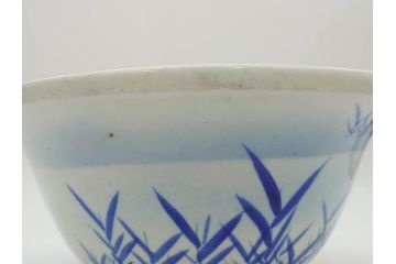 明治〜大正期　涼やかな鯉のデザインが目を引く手水鉢(深鉢、水瓶、水甕、染付、魚、笹、菊唐草、和食器)(R-078639)