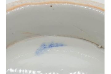 明治〜大正期　涼やかな鯉のデザインが目を引く手水鉢(深鉢、水瓶、水甕、染付、魚、笹、菊唐草、和食器)(R-078639)