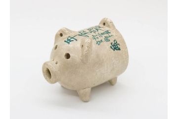 大正八年　平和記念　在銘作家物　コロンとしたフォルムに愛嬌を感じる蚊とり豚(蚊取豚、蚊遣り器、蚊取り器、ブタ、陶器、蚊取り線香入れ)(R-078640)