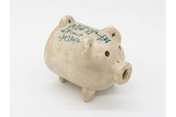 大正八年　平和記念　在銘作家物　コロンとしたフォルムに愛嬌を感じる蚊とり豚(蚊取豚、蚊遣り器、蚊取り器、ブタ、陶器、蚊取り線香入れ)(R-078640)