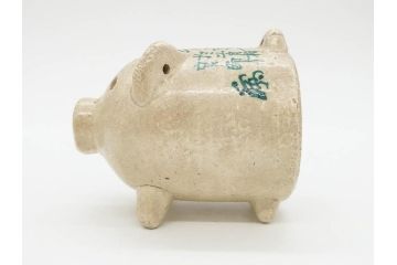 大正八年　平和記念　在銘作家物　コロンとしたフォルムに愛嬌を感じる蚊とり豚(蚊取豚、蚊遣り器、蚊取り器、ブタ、陶器、蚊取り線香入れ)(R-078640)