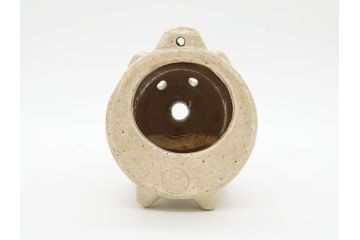 大正八年　平和記念　在銘作家物　コロンとしたフォルムに愛嬌を感じる蚊とり豚(蚊取豚、蚊遣り器、蚊取り器、ブタ、陶器、蚊取り線香入れ)(R-078640)