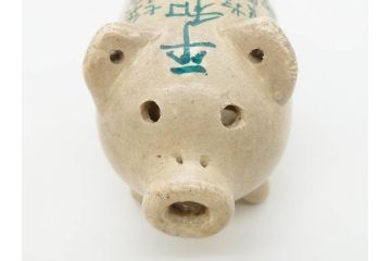 大正八年　平和記念　在銘作家物　コロンとしたフォルムに愛嬌を感じる蚊とり豚(蚊取豚、蚊遣り器、蚊取り器、ブタ、陶器、蚊取り線香入れ)(R-078640)