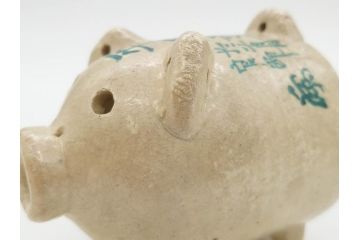 大正八年　平和記念　在銘作家物　コロンとしたフォルムに愛嬌を感じる蚊とり豚(蚊取豚、蚊遣り器、蚊取り器、ブタ、陶器、蚊取り線香入れ)(R-078640)