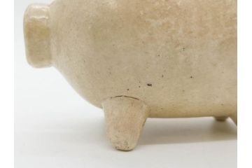 大正八年　平和記念　在銘作家物　コロンとしたフォルムに愛嬌を感じる蚊とり豚(蚊取豚、蚊遣り器、蚊取り器、ブタ、陶器、蚊取り線香入れ)(R-078640)