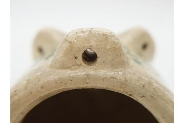 大正八年　平和記念　在銘作家物　コロンとしたフォルムに愛嬌を感じる蚊とり豚(蚊取豚、蚊遣り器、蚊取り器、ブタ、陶器、蚊取り線香入れ)(R-078640)