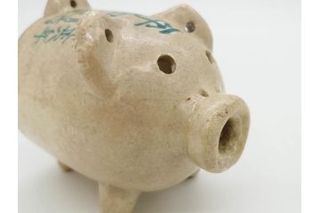 大正八年　平和記念　在銘作家物　コロンとしたフォルムに愛嬌を感じる蚊とり豚(蚊取豚、蚊遣り器、蚊取り器、ブタ、陶器、蚊取り線香入れ)(R-078640)