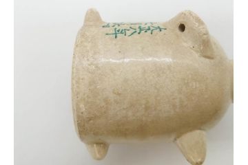 大正八年　平和記念　在銘作家物　コロンとしたフォルムに愛嬌を感じる蚊とり豚(蚊取豚、蚊遣り器、蚊取り器、ブタ、陶器、蚊取り線香入れ)(R-078640)