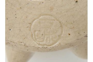 大正八年　平和記念　在銘作家物　コロンとしたフォルムに愛嬌を感じる蚊とり豚(蚊取豚、蚊遣り器、蚊取り器、ブタ、陶器、蚊取り線香入れ)(R-078640)