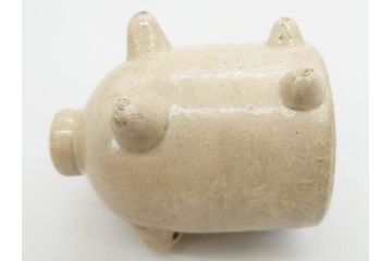 大正八年　平和記念　在銘作家物　コロンとしたフォルムに愛嬌を感じる蚊とり豚(蚊取豚、蚊遣り器、蚊取り器、ブタ、陶器、蚊取り線香入れ)(R-078640)