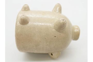 大正八年　平和記念　在銘作家物　コロンとしたフォルムに愛嬌を感じる蚊とり豚(蚊取豚、蚊遣り器、蚊取り器、ブタ、陶器、蚊取り線香入れ)(R-078640)
