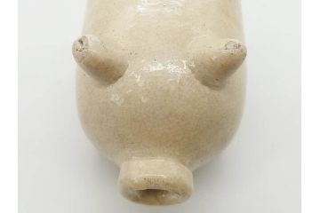 大正八年　平和記念　在銘作家物　コロンとしたフォルムに愛嬌を感じる蚊とり豚(蚊取豚、蚊遣り器、蚊取り器、ブタ、陶器、蚊取り線香入れ)(R-078640)