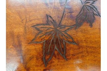 ビンテージ　大正〜昭和初期　彫刻　栃の木(トチノキ)　紅葉のワンポイントが魅力的な角盆(もみじ、ヴィンテージ、トレイ、トレー、お盆)(R-078644)