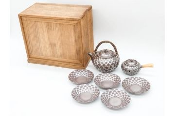 純銀　服部製　茶器揃　在銘作家物　合計972g　槌目模様が魅力的な重厚感のある茶器揃(銀瓶、湯瓶、煎茶道具、服部時計店、シルバー、茶道具、湯沸かし、急須、茶托、和食器、共箱付き、説明書付き)(R-078648)