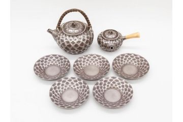純銀　服部製　茶器揃　在銘作家物　合計972g　槌目模様が魅力的な重厚感のある茶器揃(銀瓶、湯瓶、煎茶道具、服部時計店、シルバー、茶道具、湯沸かし、急須、茶托、和食器、共箱付き、説明書付き)(R-078648)