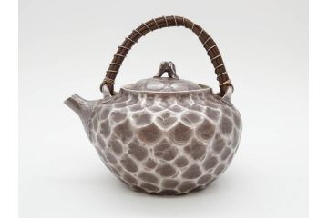 純銀　服部製　茶器揃　在銘作家物　合計972g　槌目模様が魅力的な重厚感のある茶器揃(銀瓶、湯瓶、煎茶道具、服部時計店、シルバー、茶道具、湯沸かし、急須、茶托、和食器、共箱付き、説明書付き)(R-078648)