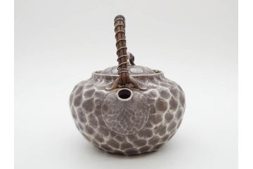 純銀　服部製　茶器揃　在銘作家物　合計972g　槌目模様が魅力的な重厚感のある茶器揃(銀瓶、湯瓶、煎茶道具、服部時計店、シルバー、茶道具、湯沸かし、急須、茶托、和食器、共箱付き、説明書付き)(R-078648)
