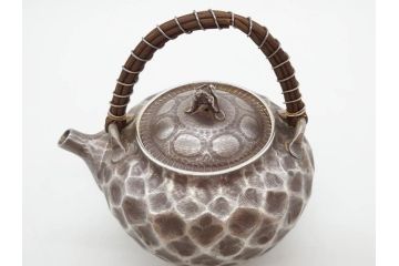純銀　服部製　茶器揃　在銘作家物　合計972g　槌目模様が魅力的な重厚感のある茶器揃(銀瓶、湯瓶、煎茶道具、服部時計店、シルバー、茶道具、湯沸かし、急須、茶托、和食器、共箱付き、説明書付き)(R-078648)