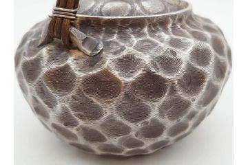 純銀　服部製　茶器揃　在銘作家物　合計972g　槌目模様が魅力的な重厚感のある茶器揃(銀瓶、湯瓶、煎茶道具、服部時計店、シルバー、茶道具、湯沸かし、急須、茶托、和食器、共箱付き、説明書付き)(R-078648)