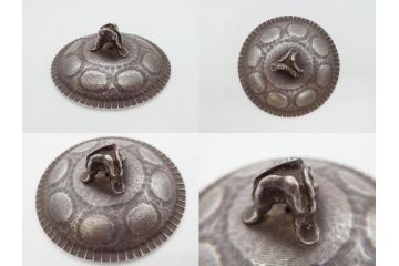 純銀　服部製　茶器揃　在銘作家物　合計972g　槌目模様が魅力的な重厚感のある茶器揃(銀瓶、湯瓶、煎茶道具、服部時計店、シルバー、茶道具、湯沸かし、急須、茶托、和食器、共箱付き、説明書付き)(R-078648)
