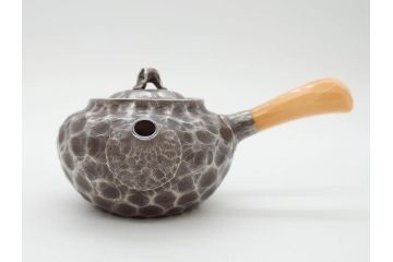 純銀　服部製　茶器揃　在銘作家物　合計972g　槌目模様が魅力的な重厚感のある茶器揃(銀瓶、湯瓶、煎茶道具、服部時計店、シルバー、茶道具、湯沸かし、急須、茶托、和食器、共箱付き、説明書付き)(R-078648)