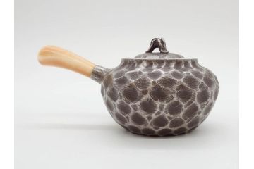 純銀　服部製　茶器揃　在銘作家物　合計972g　槌目模様が魅力的な重厚感のある茶器揃(銀瓶、湯瓶、煎茶道具、服部時計店、シルバー、茶道具、湯沸かし、急須、茶托、和食器、共箱付き、説明書付き)(R-078648)