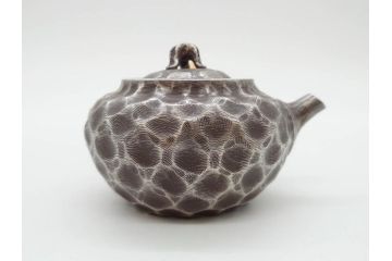 純銀　服部製　茶器揃　在銘作家物　合計972g　槌目模様が魅力的な重厚感のある茶器揃(銀瓶、湯瓶、煎茶道具、服部時計店、シルバー、茶道具、湯沸かし、急須、茶托、和食器、共箱付き、説明書付き)(R-078648)