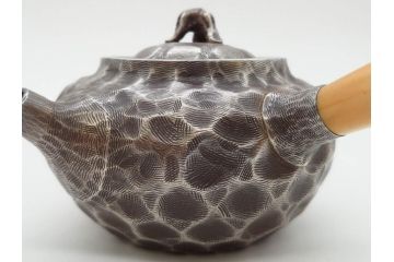 純銀　服部製　茶器揃　在銘作家物　合計972g　槌目模様が魅力的な重厚感のある茶器揃(銀瓶、湯瓶、煎茶道具、服部時計店、シルバー、茶道具、湯沸かし、急須、茶托、和食器、共箱付き、説明書付き)(R-078648)