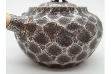 純銀　服部製　茶器揃　在銘作家物　合計972g　槌目模様が魅力的な重厚感のある茶器揃(銀瓶、湯瓶、煎茶道具、服部時計店、シルバー、茶道具、湯沸かし、急須、茶托、和食器、共箱付き、説明書付き)(R-078648)