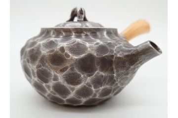 純銀　服部製　茶器揃　在銘作家物　合計972g　槌目模様が魅力的な重厚感のある茶器揃(銀瓶、湯瓶、煎茶道具、服部時計店、シルバー、茶道具、湯沸かし、急須、茶托、和食器、共箱付き、説明書付き)(R-078648)