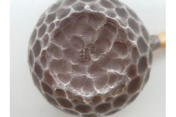 純銀　服部製　茶器揃　在銘作家物　合計972g　槌目模様が魅力的な重厚感のある茶器揃(銀瓶、湯瓶、煎茶道具、服部時計店、シルバー、茶道具、湯沸かし、急須、茶托、和食器、共箱付き、説明書付き)(R-078648)