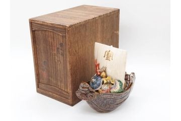 伊東陶山　高さ約20cm　細部まで丁寧に作られた宝舟(商売繁盛、宝船、縁起物、帆船、七福神、八仙、置物、オブジェ、共箱付き)(R-078649)