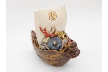 伊東陶山　高さ約20cm　細部まで丁寧に作られた宝舟(商売繁盛、宝船、縁起物、帆船、七福神、八仙、置物、オブジェ、共箱付き)(R-078649)