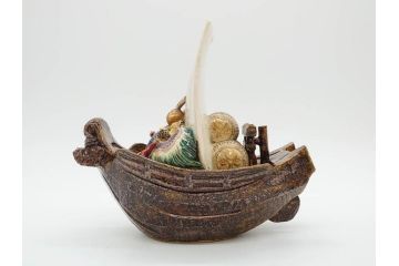 伊東陶山　高さ約20cm　細部まで丁寧に作られた宝舟(商売繁盛、宝船、縁起物、帆船、七福神、八仙、置物、オブジェ、共箱付き)(R-078649)