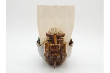 伊東陶山　高さ約20cm　細部まで丁寧に作られた宝舟(商売繁盛、宝船、縁起物、帆船、七福神、八仙、置物、オブジェ、共箱付き)(R-078649)