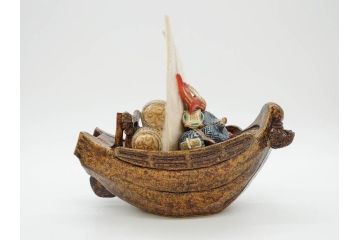 伊東陶山　高さ約20cm　細部まで丁寧に作られた宝舟(商売繁盛、宝船、縁起物、帆船、七福神、八仙、置物、オブジェ、共箱付き)(R-078649)