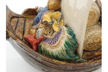伊東陶山　高さ約20cm　細部まで丁寧に作られた宝舟(商売繁盛、宝船、縁起物、帆船、七福神、八仙、置物、オブジェ、共箱付き)(R-078649)