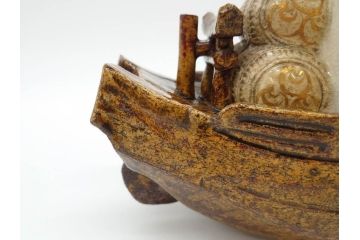 伊東陶山　高さ約20cm　細部まで丁寧に作られた宝舟(商売繁盛、宝船、縁起物、帆船、七福神、八仙、置物、オブジェ、共箱付き)(R-078649)